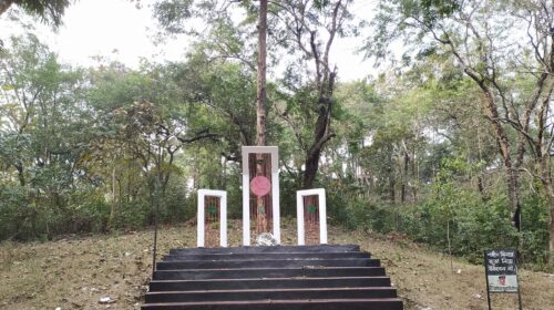 এমসি কলেজে জরাজীর্ণ শহীদ মিনার