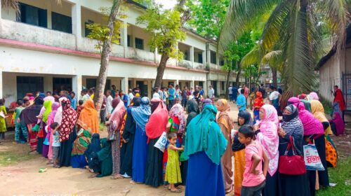 দ্রব্যমূল্যের ঊর্ধ্বগতি: ওসমানীনগরে টিসিবি’র পণ্য কিনতে উপচে পড়া ভীড়