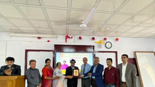 হিমাংশু গোস্বামীকে কলেজের পক্ষ থেকে সম্মাননা প্রদান করছেন এমসি কলেজের অধ্যক্ষ ও শিক্ষকবৃন্দ।