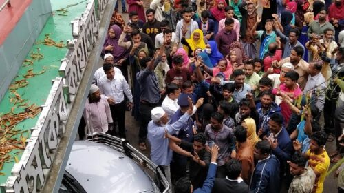 জেলা প্রশাসককে অবরুদ্ধ করে বিক্ষোভ