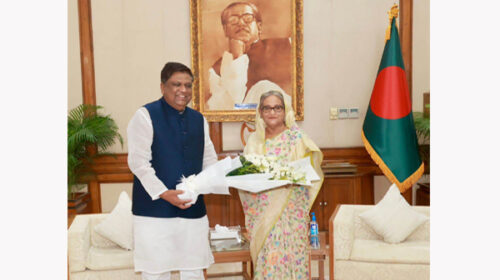 প্রধানমন্ত্রীর দোয়া নিলেন আনোয়ারুজ্জামান