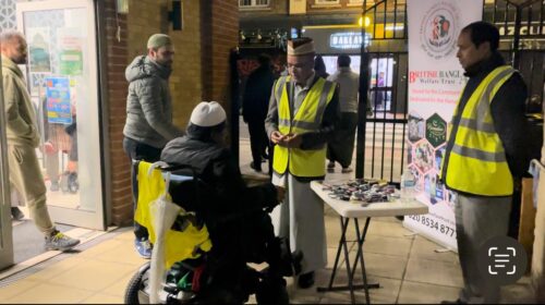 বয়স্ক মুসল্লিদের মাঝে ব্রিটিশ বাংলা ওয়েলফেয়ার ট্রাস্টের সেফটি অ্যালার্ম বিতরণ