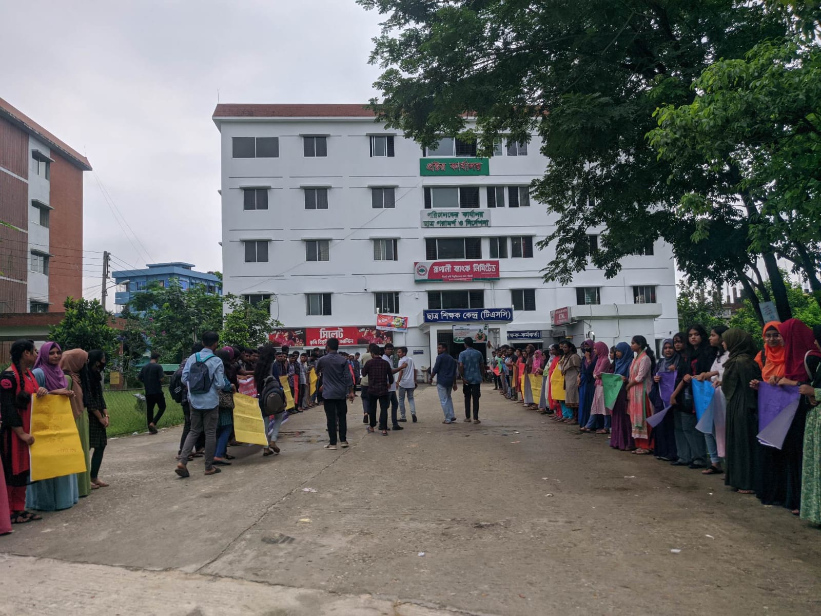মৎস্য ও প্রাণীসম্পদ মন্ত্রণালয়ের নতুন নীতি, ক্ষুব্ধ সিকৃবি শিক্ষার্থীরা