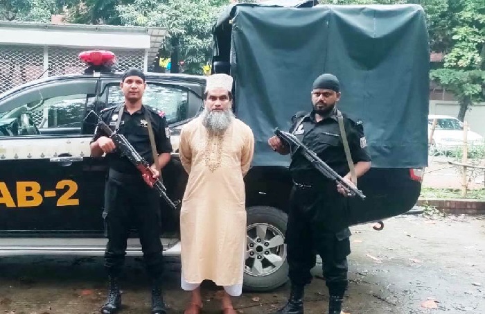 ৪৪ হজযাত্রীর টাকা আত্মসাৎ : ট্রাভেলস এজেন্সির মালিক গ্রেফতার