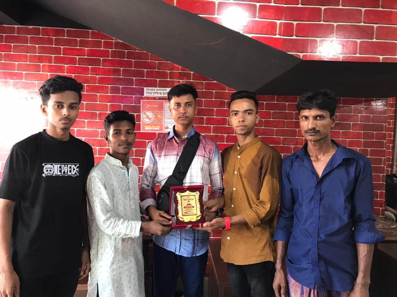 ফ্রেন্ডস ব্লাড ডোনেশন সিলেটের প্রচার সম্পাদক আলেককে বিদায় সংবর্ধনা 