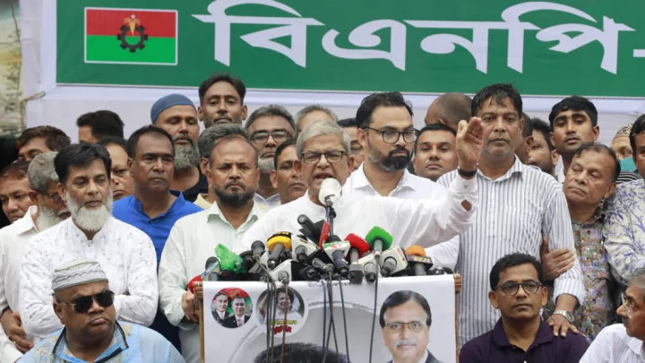 ৪৮ ঘণ্টার মধ্যে খালেদা জিয়াকে বিদেশে পাঠাতে হবে: মির্জা ফখরুল