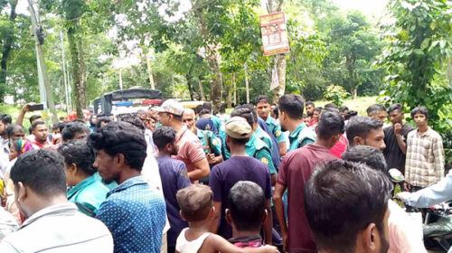 তারাপুর চা বাগানের শ্রমিকদের সড়ক অবরোধ