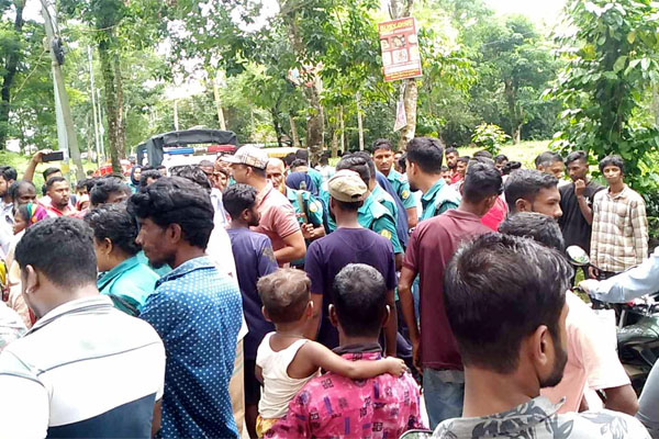 তারাপুর চা বাগানের শ্রমিকদের সড়ক অবরোধ