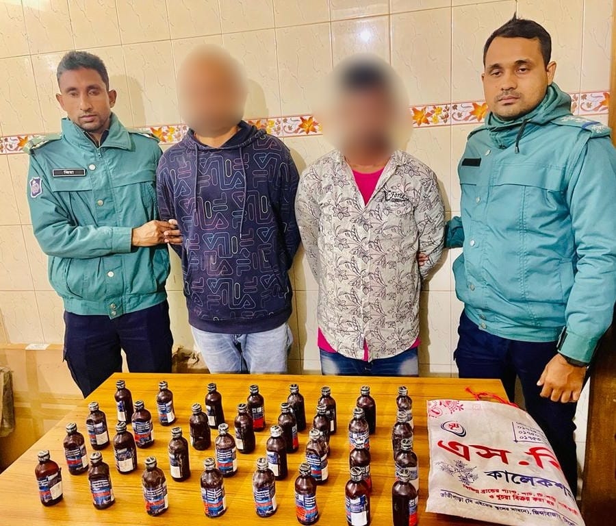 মদিনা মার্কেট এলাকায় ৩২ বোতল ফেন্সিডিল সহ গ্রেপ্তার- ২