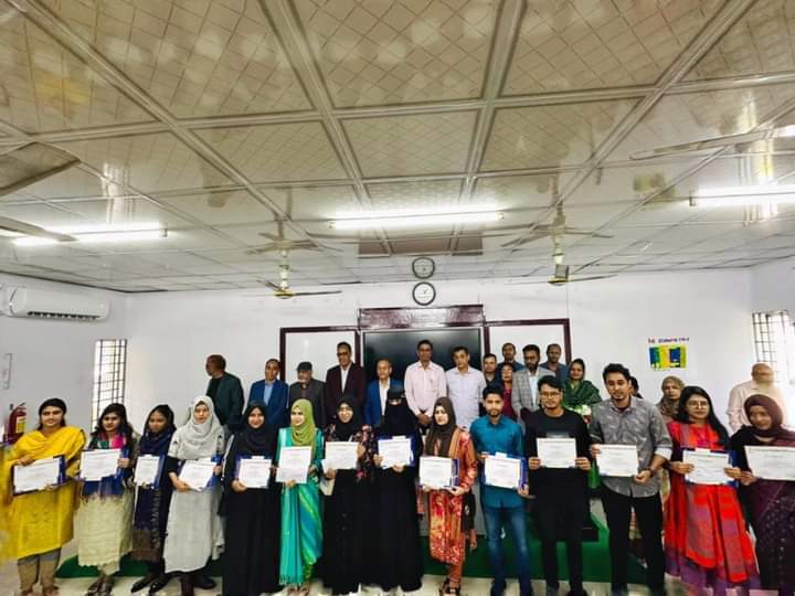 এমসি কলেজের অর্থনীতি বিভাগে এ কে এম ফজলুর রহমান বৃত্তি প্রদান