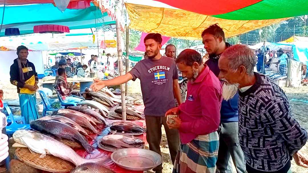 জমে উঠেছে শেরপুরের ঐতিহ্যবাহী মাছের মেলা