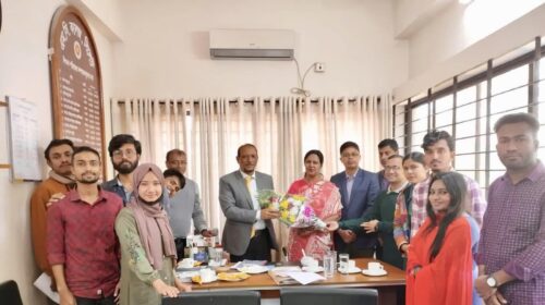 এমসি কলেজের নবগঠিত শিক্ষক পরিষদকে মোহনার ফুলেল শুভেচ্ছা সিলেটের ঐতিহ্যবাহী মুরারিচাঁদ (এমসি) কলেজের শিক্ষক পরিষদের নতুন কমিটিকে ফুলেল শুভেচ্ছা জানিয়েছে মোহনা সাংস্কৃতিক সংগঠন। আজ বুধবার কলেজের শিক্ষক পরিষদের সম্পাদকের কক্ষে তাদেরকে ফুল দিয়ে শুভেচ্ছা জানান মোহনার সদস্যবৃন্দরা। এসময় উপস্থিত ছিলেন- শিক্ষক পরিষদের সম্পাদক ও রসায়ন বিভাগের বিভাগীয় প্রধান প্রফেসর মোহাম্মদ তোফায়েল আহাম্মদ, জৈষ্ঠ্য যুগ্ম সম্পাদক গণিত বিভাগের সহকারী অধ্যাপক মোহাম্মদ কামরুজ্জামান আলমগীর, যুগ্ম সম্পাদক (মহিলা) উদ্ভিদবিদ্যা বিভাগের সহকারী অধ্যাপক শাহনাজ বেগম, কোষাধ্যক্ষ ইংরেজি বিভাগের প্রভাষক নিরুপম চৌধুরী, সমাজকল্যাণ ও ক্রীড়া সম্পাদক মনোবিজ্ঞান বিভাগের প্রভাষক মো. মাসুদ পারভেজ। এসময় আরও উপস্থিত ছিলেন মোহনা সাংস্কৃতিক সংগঠনের সাবেক সভাপতি ইমরান ইমন, পল্লবী দাশ মৌ সহ কার্যকরী পরিষদের সকল সদস্যবৃন্দ।