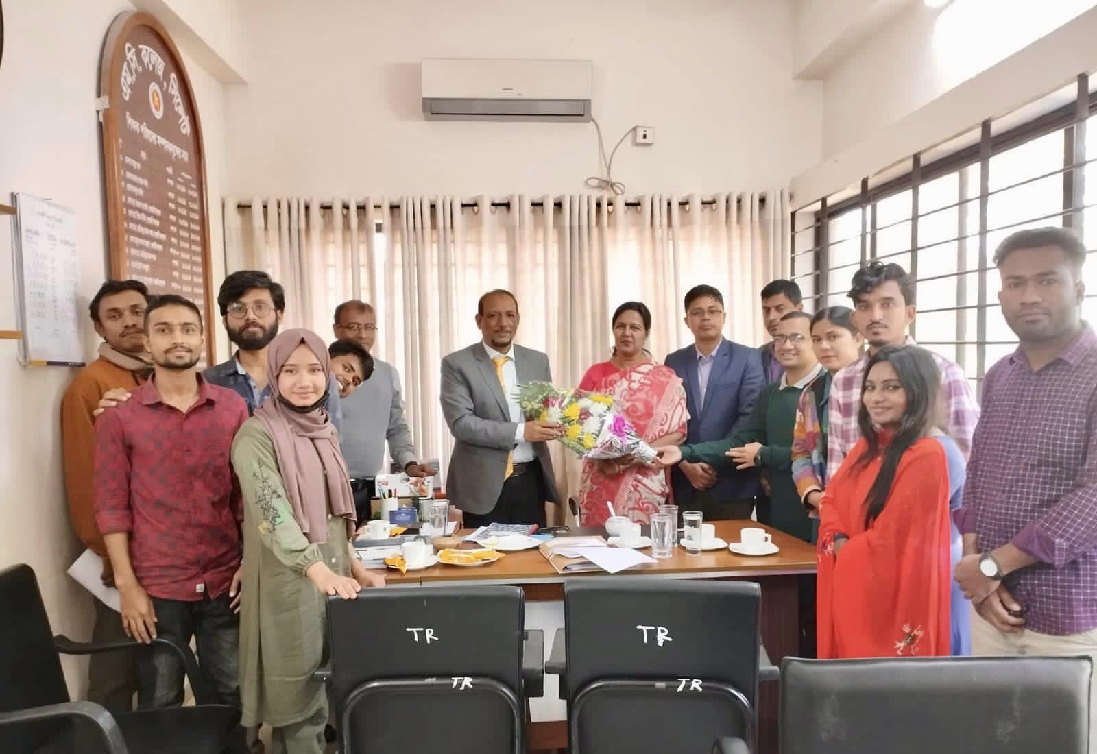 এমসি কলেজের নবগঠিত শিক্ষক পরিষদকে মোহনার ফুলেল শুভেচ্ছা সিলেটের ঐতিহ্যবাহী মুরারিচাঁদ (এমসি) কলেজের শিক্ষক পরিষদের নতুন কমিটিকে ফুলেল শুভেচ্ছা জানিয়েছে মোহনা সাংস্কৃতিক সংগঠন। আজ বুধবার কলেজের শিক্ষক পরিষদের সম্পাদকের কক্ষে তাদেরকে ফুল দিয়ে শুভেচ্ছা জানান মোহনার সদস্যবৃন্দরা। এসময় উপস্থিত ছিলেন- শিক্ষক পরিষদের সম্পাদক ও রসায়ন বিভাগের বিভাগীয় প্রধান প্রফেসর মোহাম্মদ তোফায়েল আহাম্মদ, জৈষ্ঠ্য যুগ্ম সম্পাদক গণিত বিভাগের সহকারী অধ্যাপক মোহাম্মদ কামরুজ্জামান আলমগীর, যুগ্ম সম্পাদক (মহিলা) উদ্ভিদবিদ্যা বিভাগের সহকারী অধ্যাপক শাহনাজ বেগম, কোষাধ্যক্ষ ইংরেজি বিভাগের প্রভাষক নিরুপম চৌধুরী, সমাজকল্যাণ ও ক্রীড়া সম্পাদক মনোবিজ্ঞান বিভাগের প্রভাষক মো. মাসুদ পারভেজ। এসময় আরও উপস্থিত ছিলেন মোহনা সাংস্কৃতিক সংগঠনের সাবেক সভাপতি ইমরান ইমন, পল্লবী দাশ মৌ সহ কার্যকরী পরিষদের সকল সদস্যবৃন্দ।