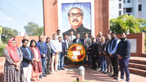 সিকৃবিতে বঙ্গবন্ধুর ম্যুরালে গশিপের শ্রদ্ধা নিবেদন