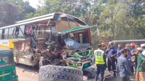 জৈন্তাপুরে পর্যটকবাহী বাসের সঙ্গে ট্রাকের সংঘর্ষে শিশু নিহত