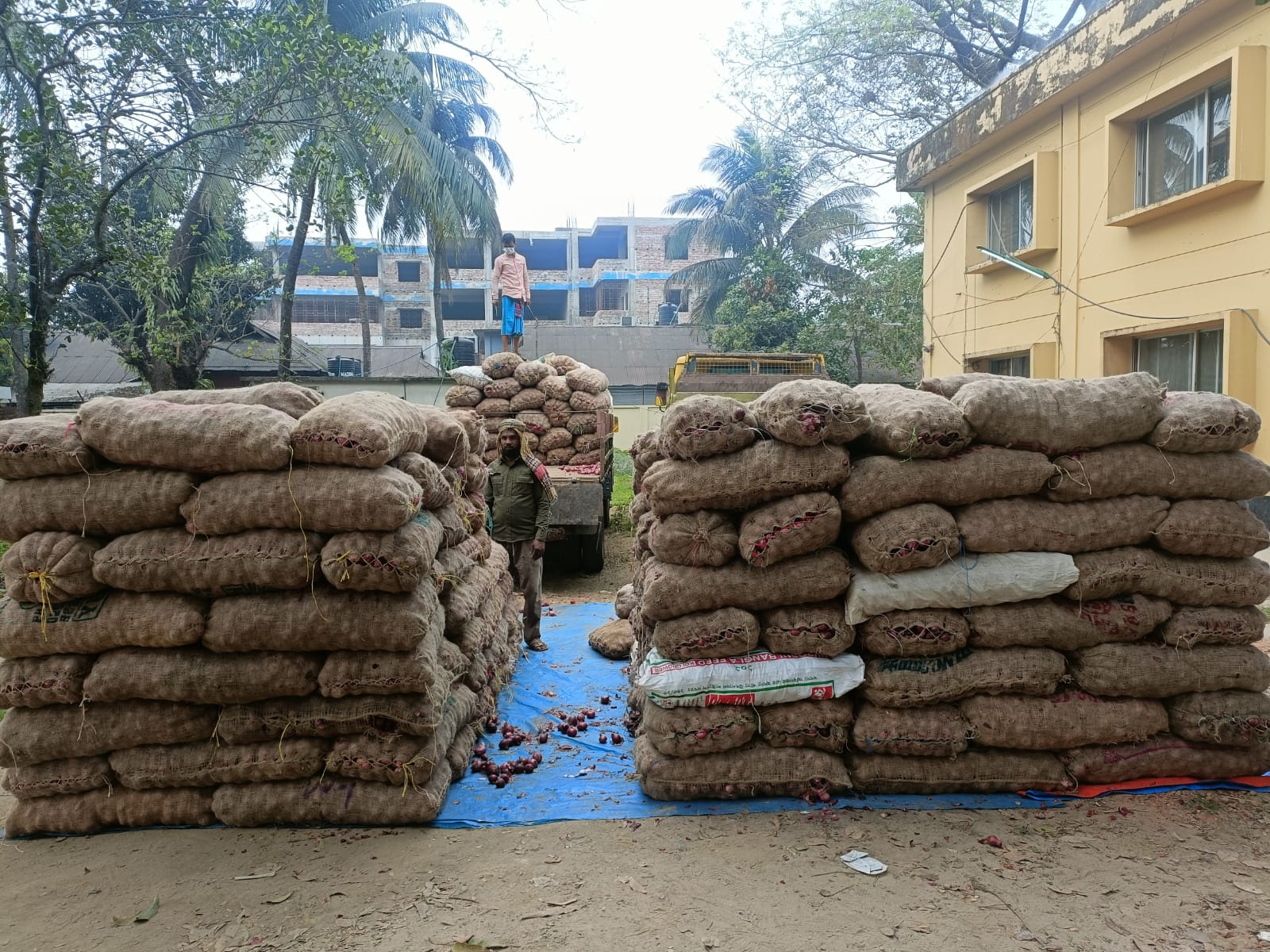 সিলেটে ১১ লাখ ৭৬ হাজার টাকার পিঁয়াজ সহ দুজন আটক