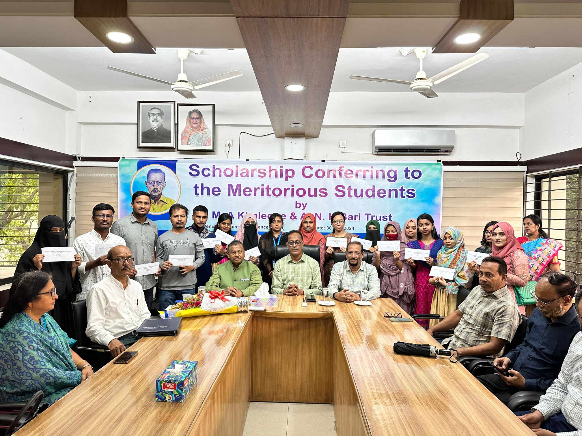 এমসি কলেজে ১৭ মেধাবী শিক্ষার্থীর মাঝে বৃত্তি প্রদান 