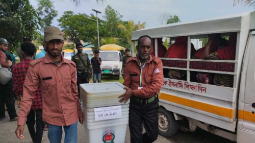 সিলেটের বিভিন্ন কেন্দ্রে পাঠানো হয়েছে নির্বাচনের সরঞ্জাম