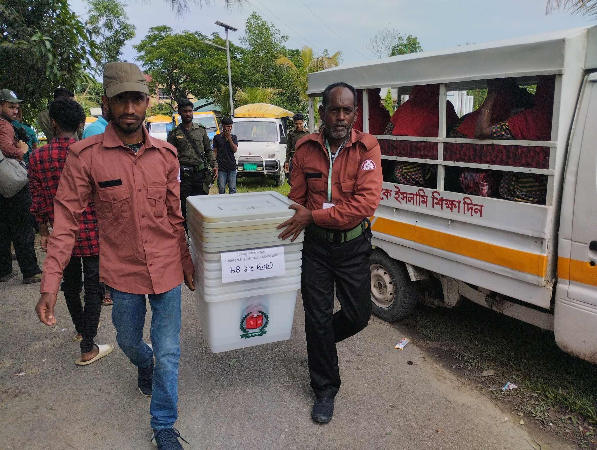 সিলেটের বিভিন্ন কেন্দ্রে পাঠানো হয়েছে নির্বাচনের সরঞ্জাম