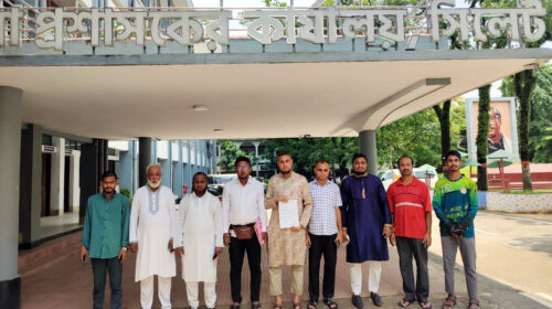 পণ্যের খুচরা মূল্য তালিকা বিক্রয় কেন্দ্রে টাঙ্গানোর দাবিতে স্মারকলিপি প্রদান