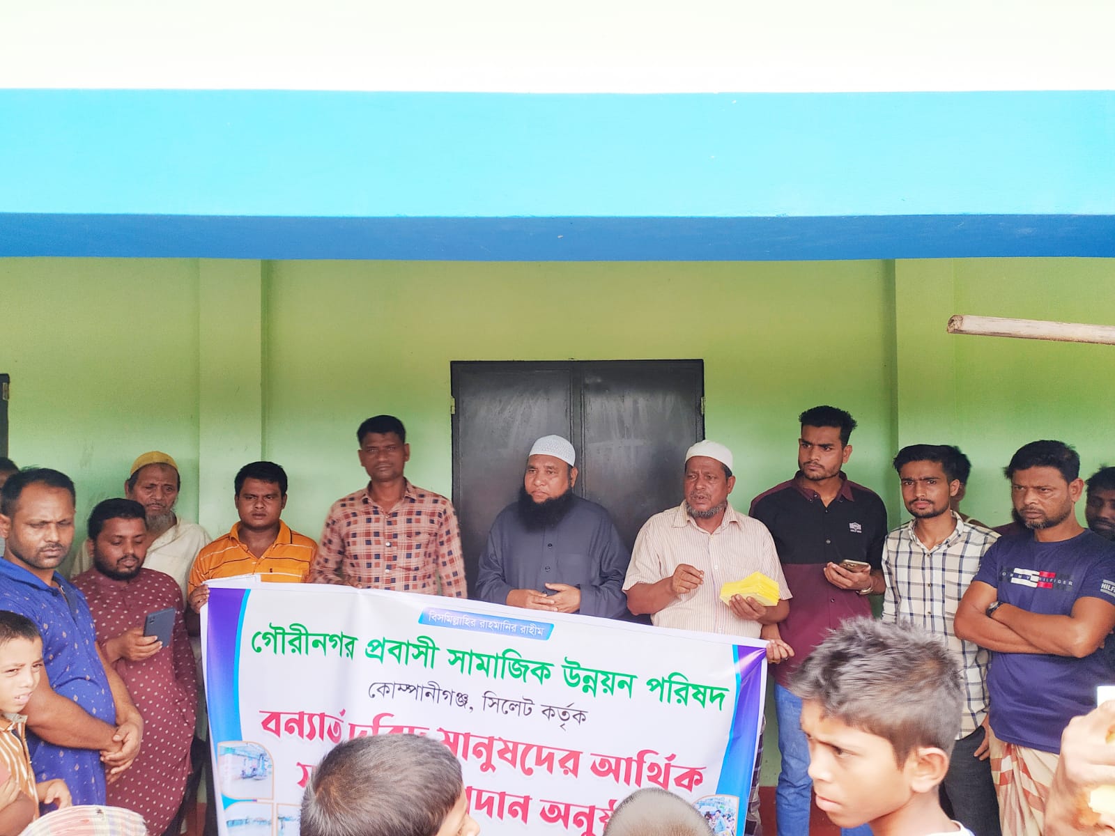 বন্যার্ত মানুষদের মাঝে গৌরীনগর প্রবাসী সামাজিক উন্নয়ন পরিষদের নগদ অর্থ বিতরণ