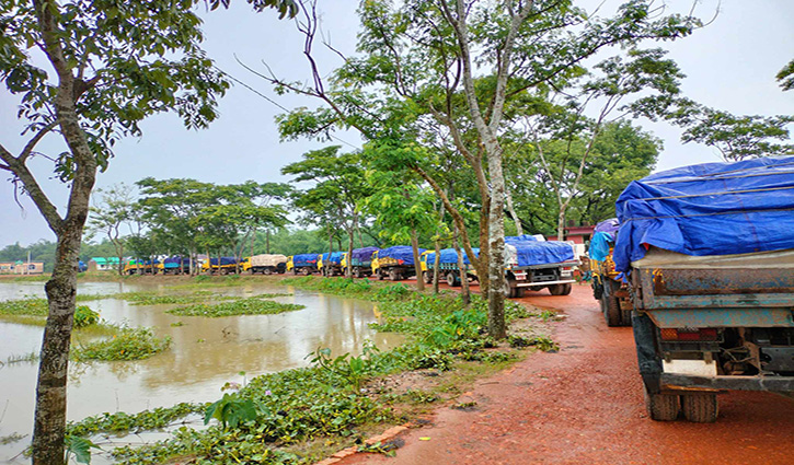 চোরাই পথে আসা চি‌নিবোঝাই ১৪ ট্রাক জব্দ
