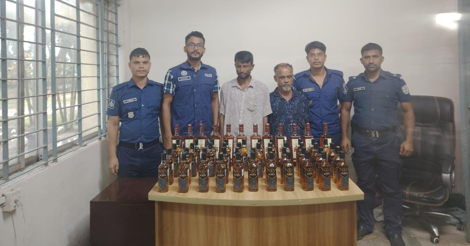 অটোরিকশার ইঞ্জিনে লুকিয়ে মাদক বহনকালে আটক-২
