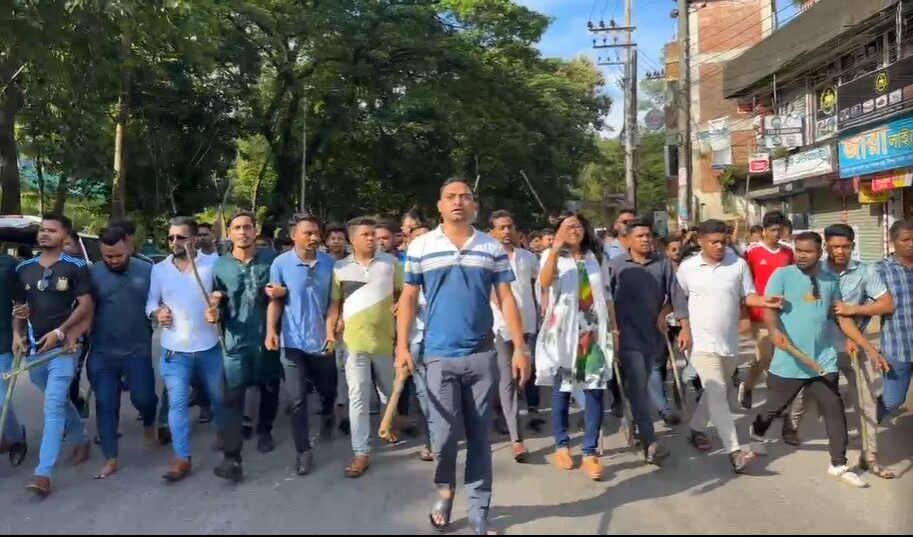 সিলেটে লাঠিসোঁটা হাতে ছাত্রলীগের মিছিল