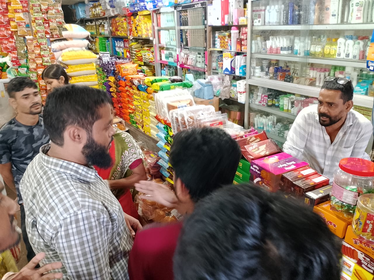 সিলেটে বাজার মনিটরিংয়ে শিক্ষার্থীরা