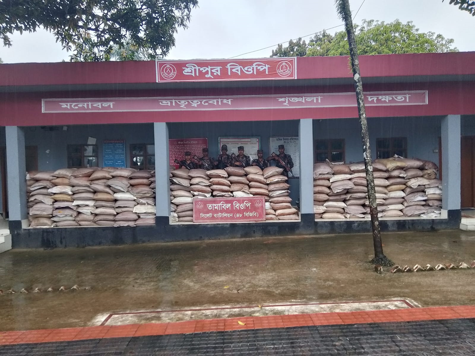 সিলেট ও সুনামগঞ্জ থেকে অর্ধ কোটি টাকার চোরাচালানী মালামাল আটক