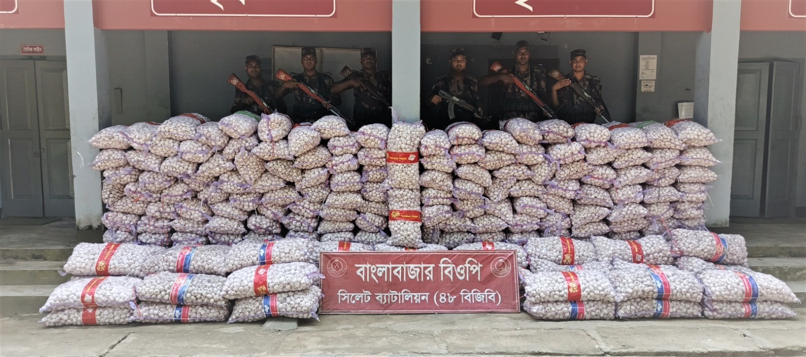 সিলেটে সাড়ে ৪৮ লাখ টাকার চোরাচালানী মালামাল আটক