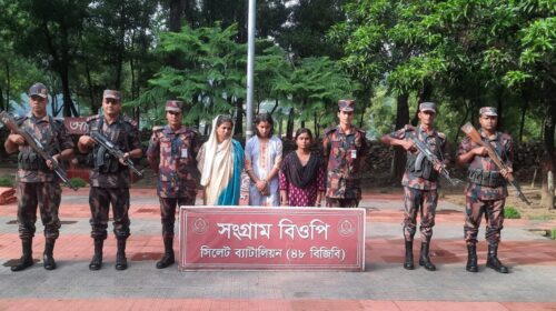অবৈধভাবে ভারতে অনুপ্রবেশকালে ৩ বাংলাদেশী নারী আটক