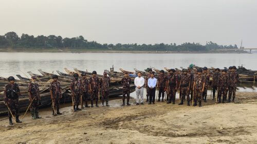 জাফলংয়ে ৭০০ টি বারকি নৌকা সহ বালু, পাথর জব্দ
