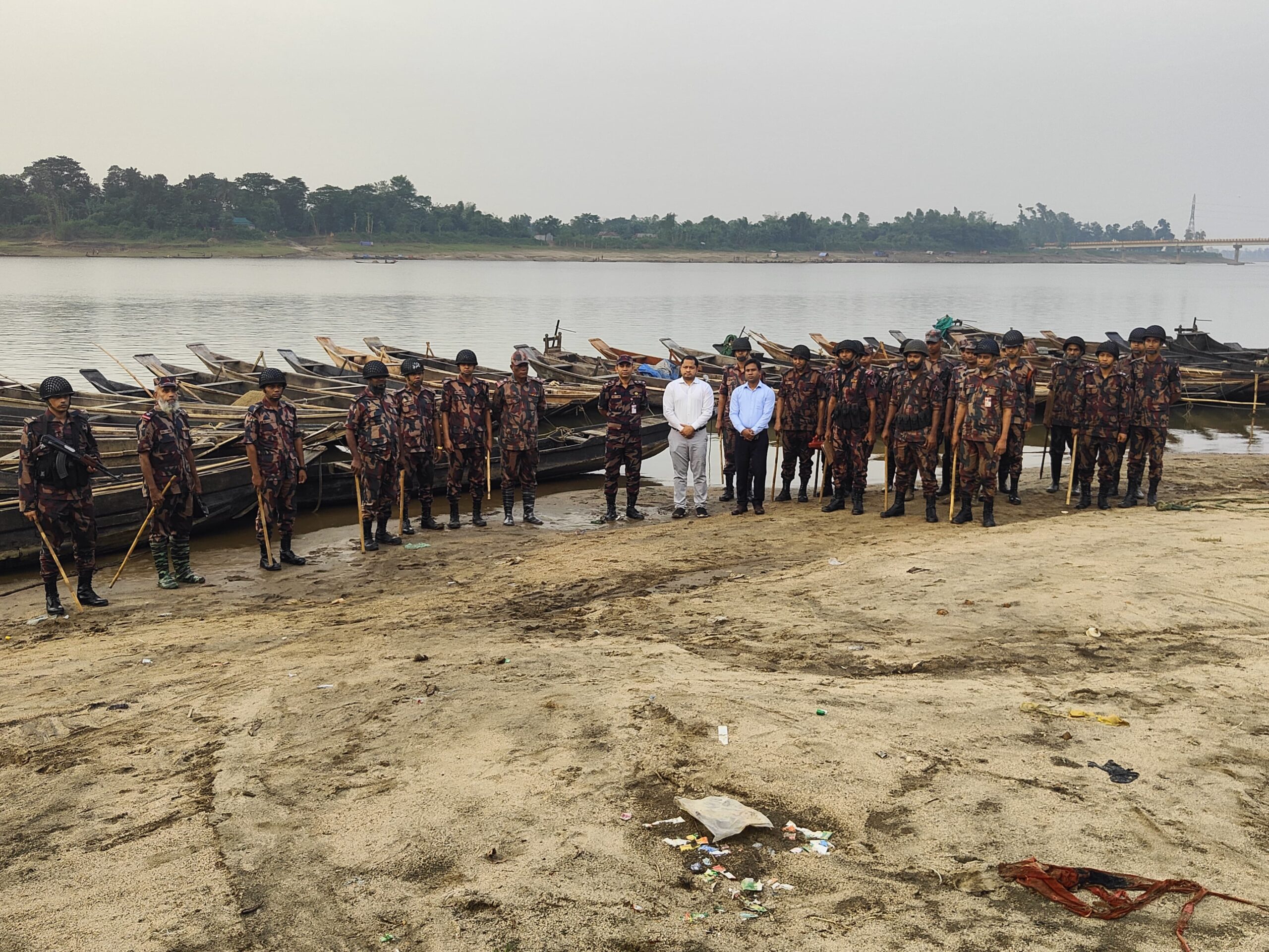জাফলংয়ে ৭০০ টি বারকি নৌকা সহ বালু, পাথর জব্দ
