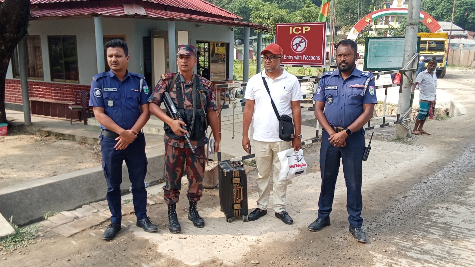 তামাবিল সীমান্ত দিয়ে ভারতে গমনকালে ইউপি চেয়ারম্যান আটক