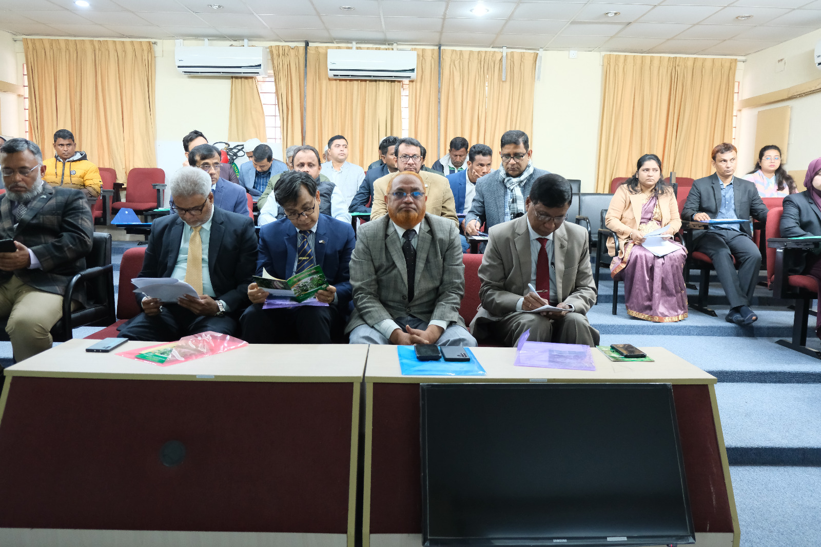 শিম চাষের মাধ্যমে জমির উর্বরতা বৃদ্ধির পাশাপাশি প্রোটিনের ঘাটতি পূরণ করা সম্ভব- সিকৃবি ভিসি