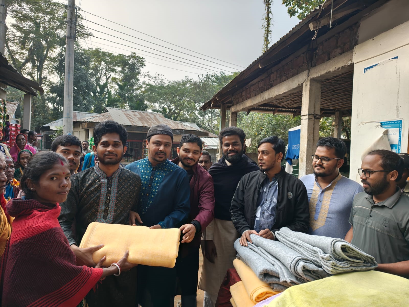 জাতীয় নাগরিক কমিটির পক্ষ থেকে চা-শ্রমিকদের মাঝে কম্বল বিতরণ