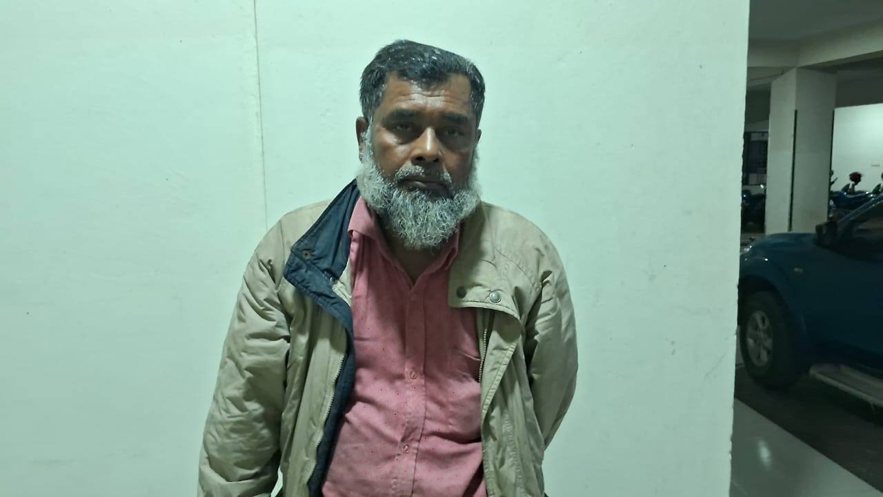 সিলেটে ৪০০ বস্তা ভারতীয় চিনিসহ ট্রাকচালক আটক