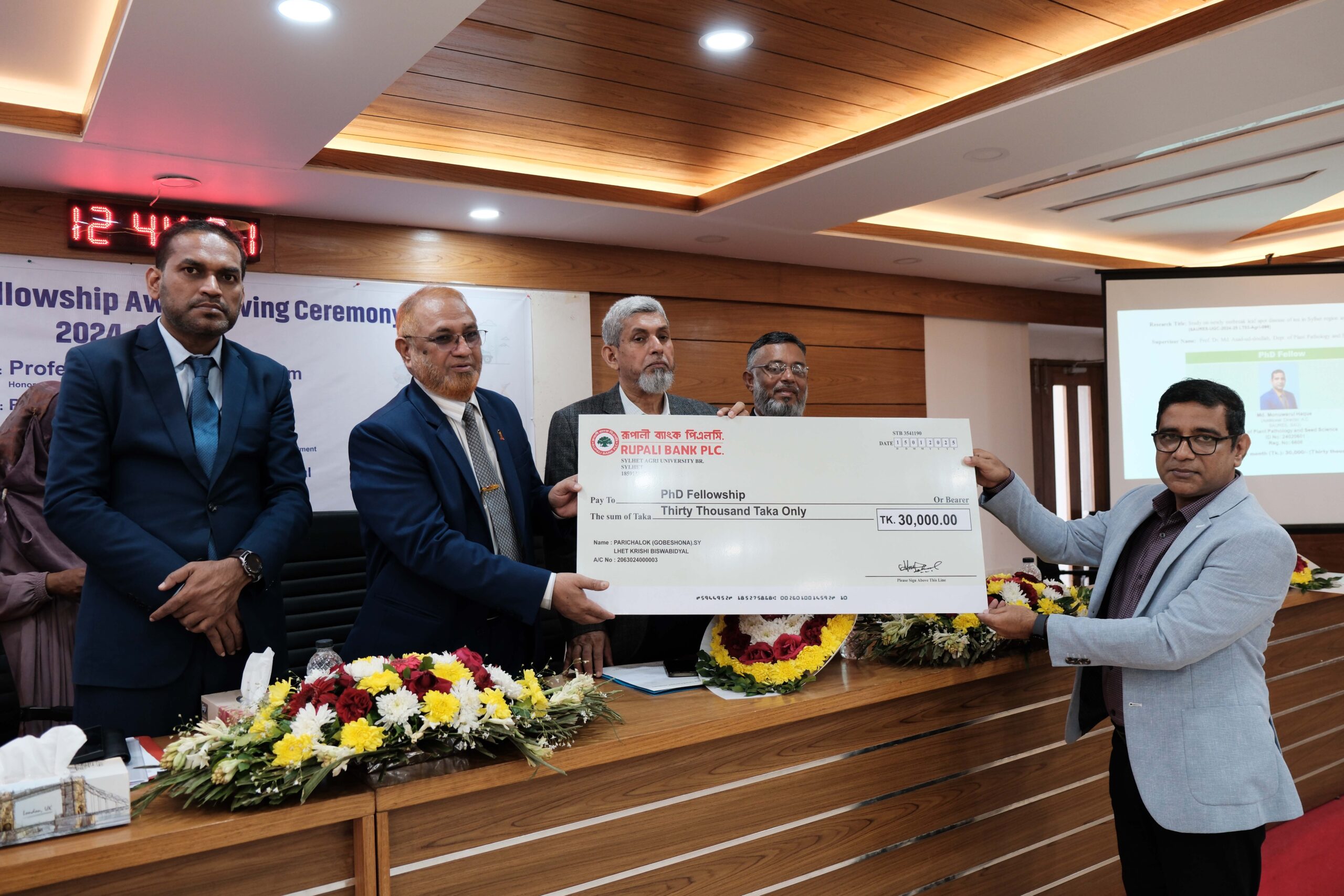 সিকৃবিতে “প্রজেক্ট এন্ড ফেলোশিপ অ্যাওয়ার্ড গিভিং সিরোমনি” অনুষ্ঠিত