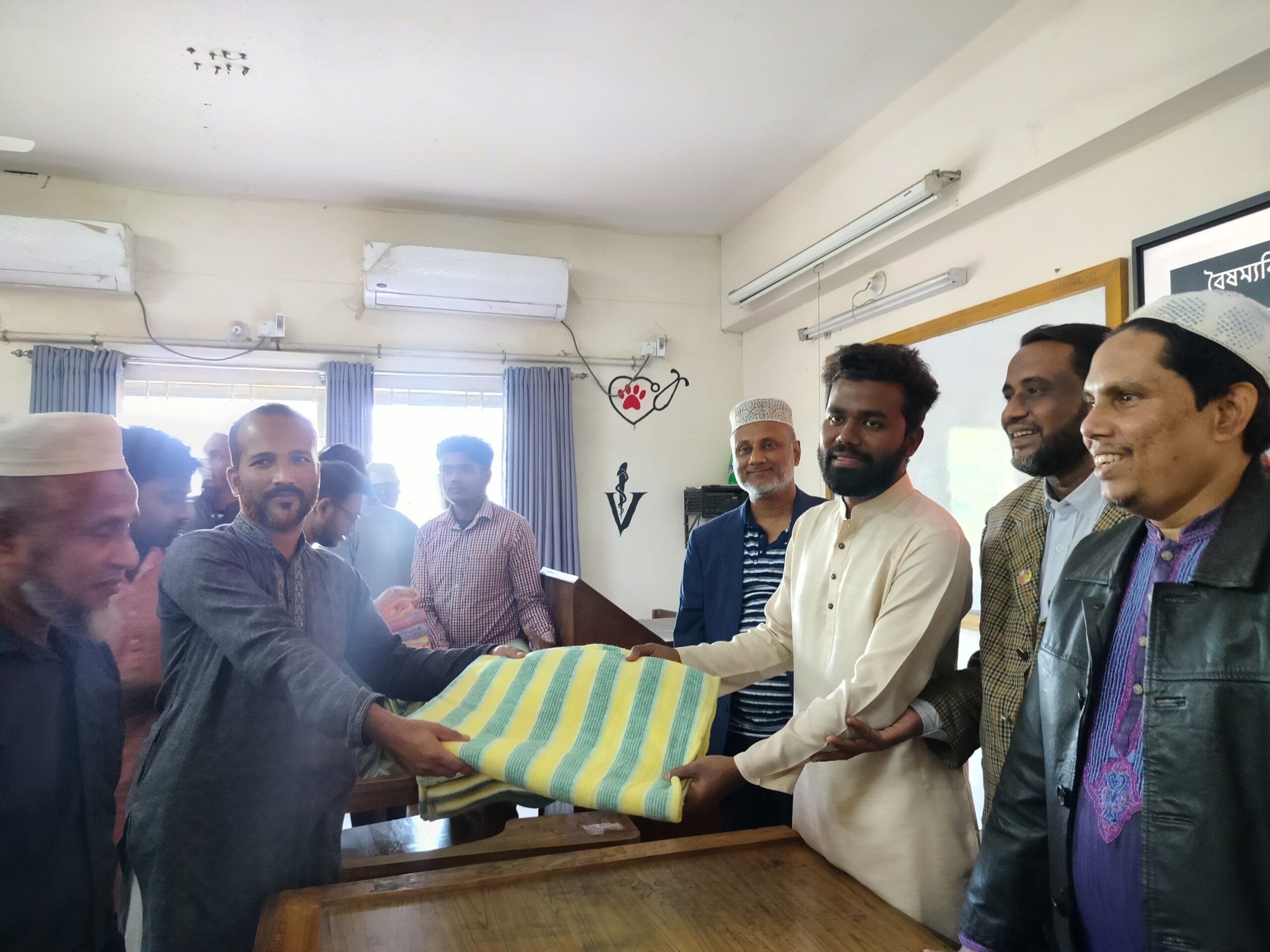 সিকৃবিতে বৈষম্যবিরোধী ও নাগরিক কমিটির শীতবস্ত্র বিতরন