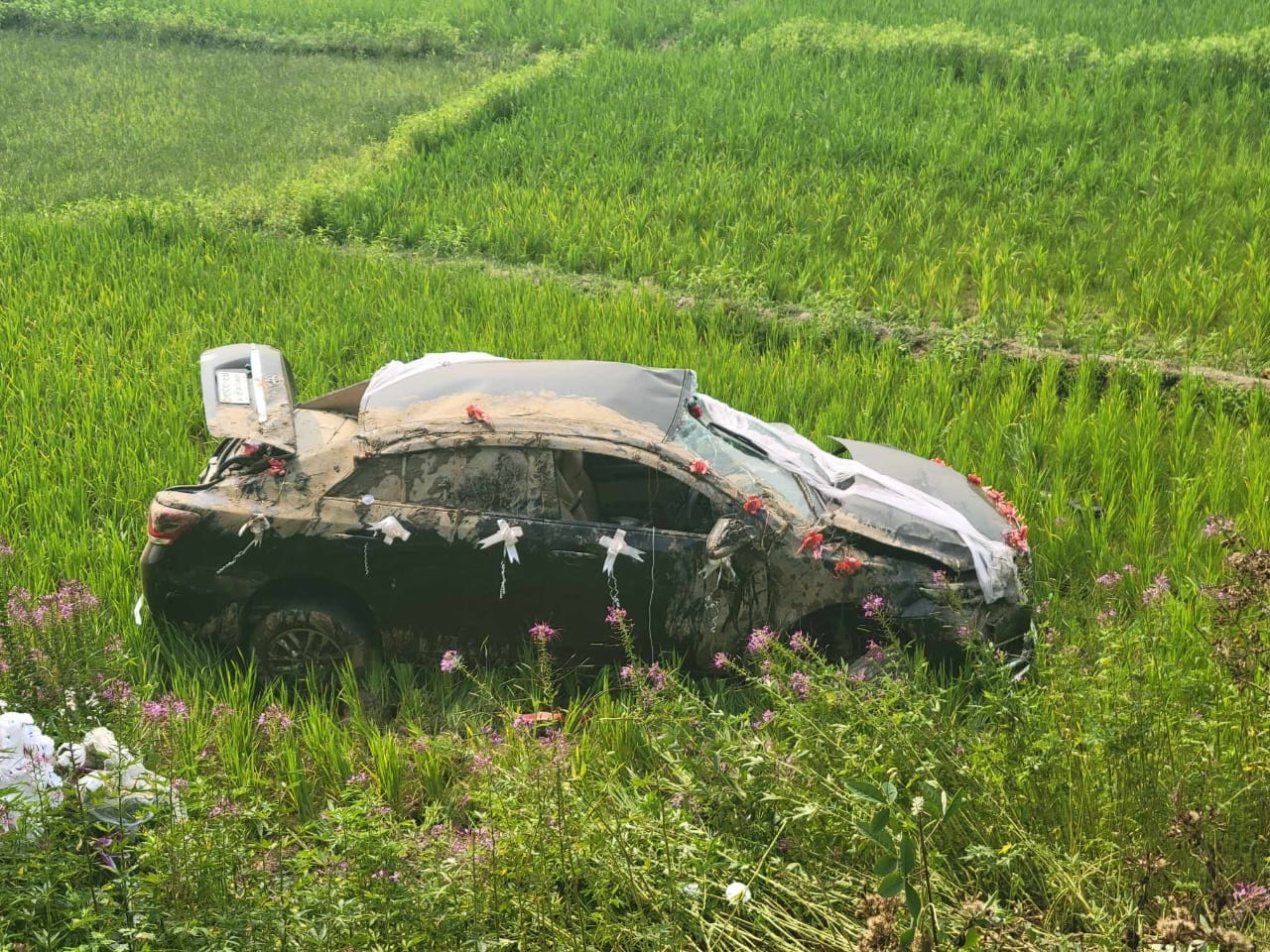 সিলেটে যাত্রীবিহীন বিয়ের গাড়ি ট্রেনের ধাক্কায় ধানক্ষেতে, চালক আহত