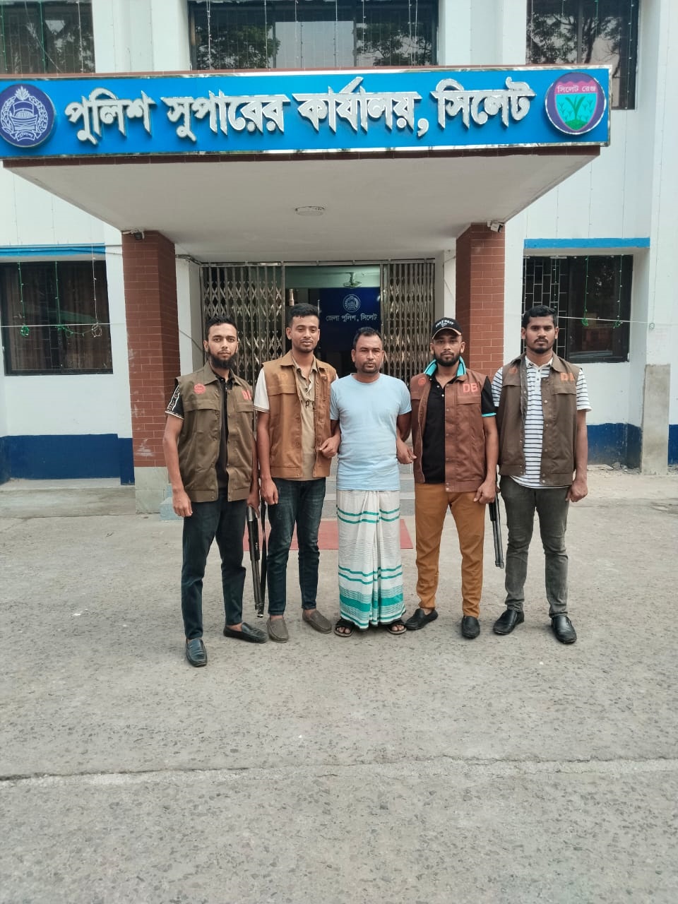 সিলেটে ১৫ মামলার আসামি দুর্ধর্ষ ডাকাত সরদার হেলাল গ্রেপ্তার