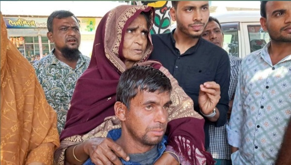 বাইশের বন্যায় হারানো আশিকুরকে ফেসবুকের মাধ্যমে বান্দরবানে খুঁজে পেয়েছে পরিবার