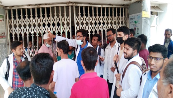ওসমানী মেডিকেলের আউটডোরে তালা দিয়েছেন ইন্টার্ন চিকিৎসকরা