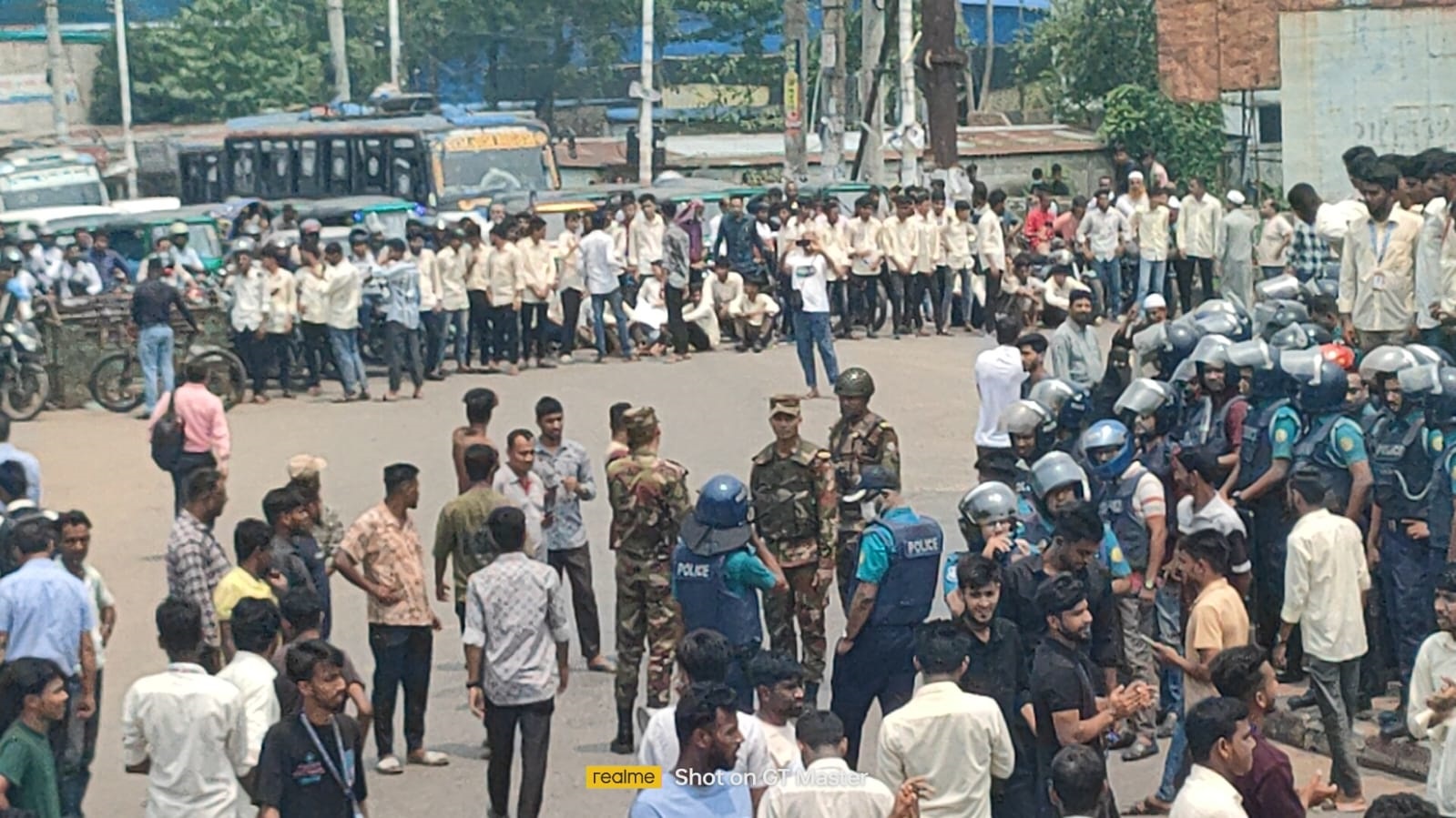 সিলেটে ৬ দফা দাবিতে ২ ঘণ্টা সড়ক অবরোধ শিক্ষার্থীদের