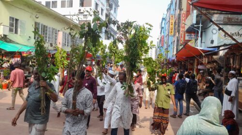 সিলেটে হযরত শাহজালাল (রহ.) মাজারে লাকড়ি তোড়া উৎসব অনুষ্ঠিত