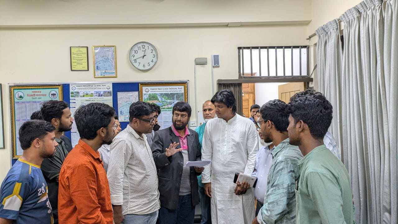 ভর্তি ফি কমানোর দাবিতে ছাত্রদলের স্মারকলিপি, আশ্বাস দিলেন উপাচার্য
