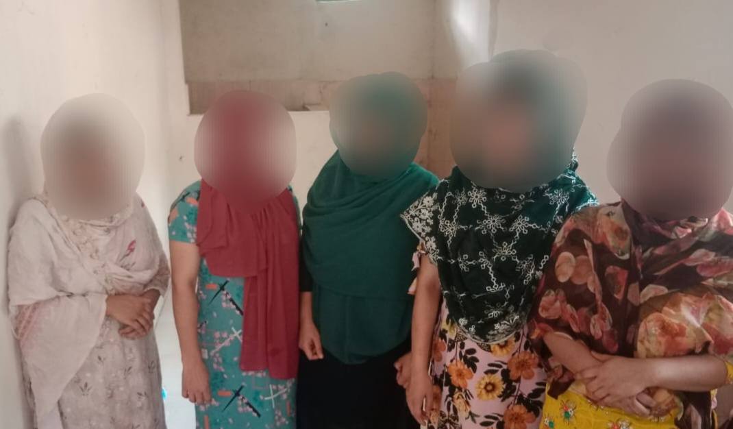 হোটেলে অসামাজিক কার্যকলাপে জড়িত থাকায় ১৮ নারীপুরুষ আটক