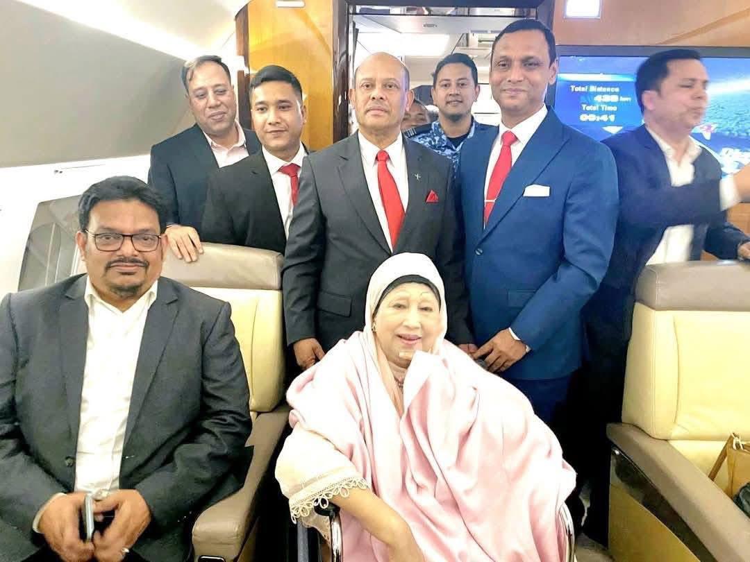 খালেদা জিয়ার সঙ্গে দেশে ফিরেলেন চেয়ারপার্সনের উপদেষ্টা ডক্টর এনামুল হক চৌধুরী